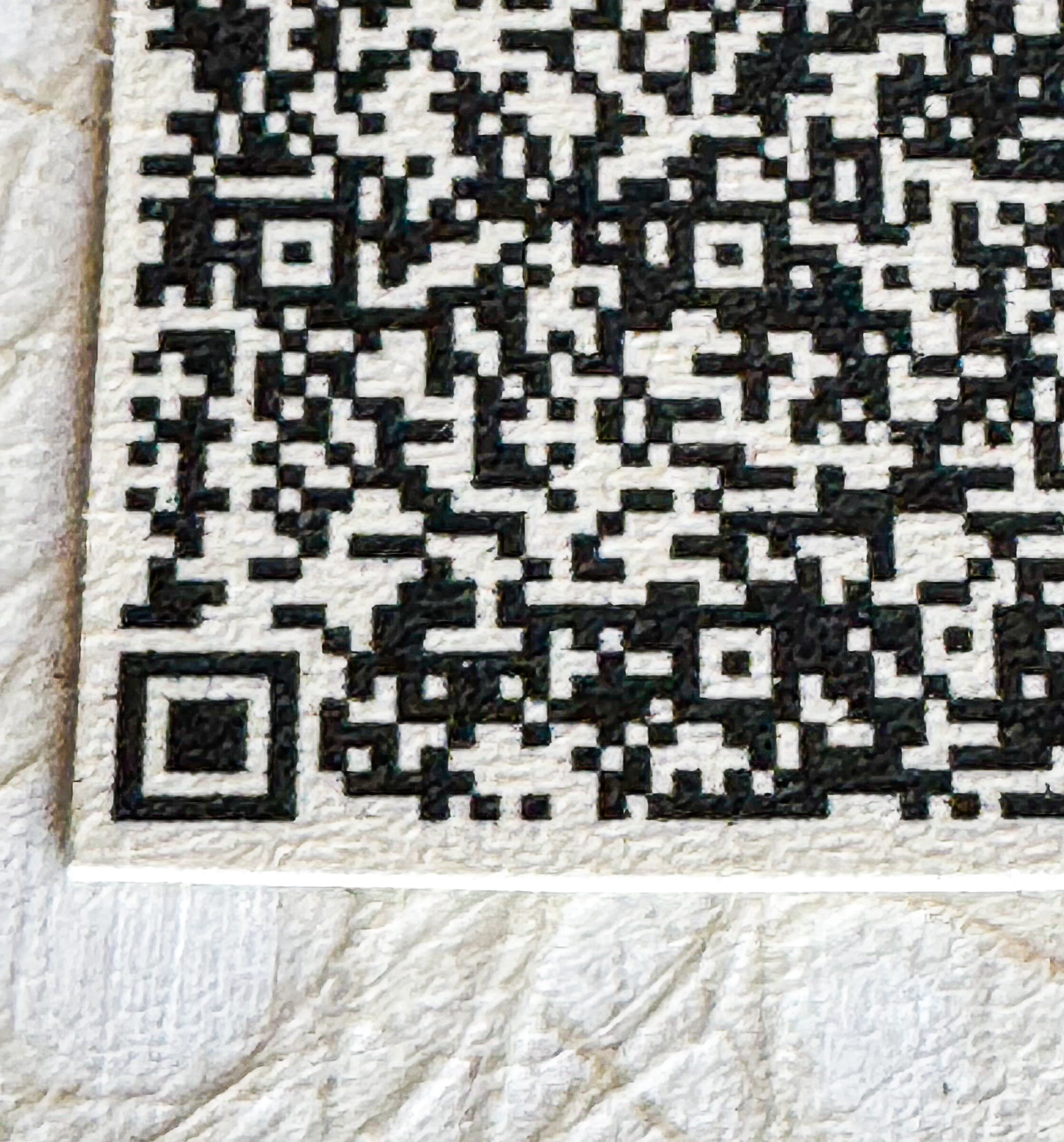 Tranche de tableau avec QR code discret sur papier texturé