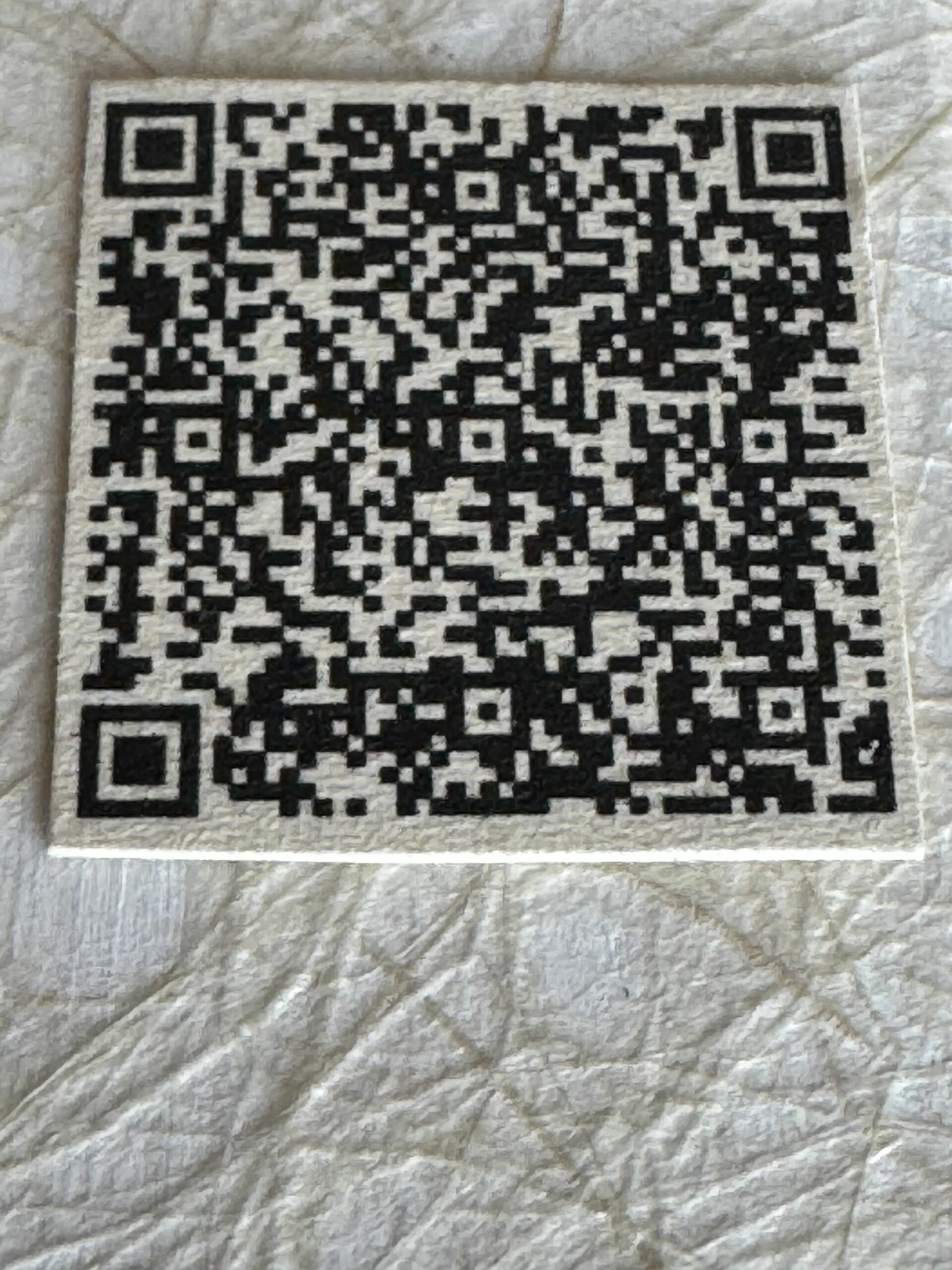 Tranche de tableau avec QR code discret sur papier texturé
