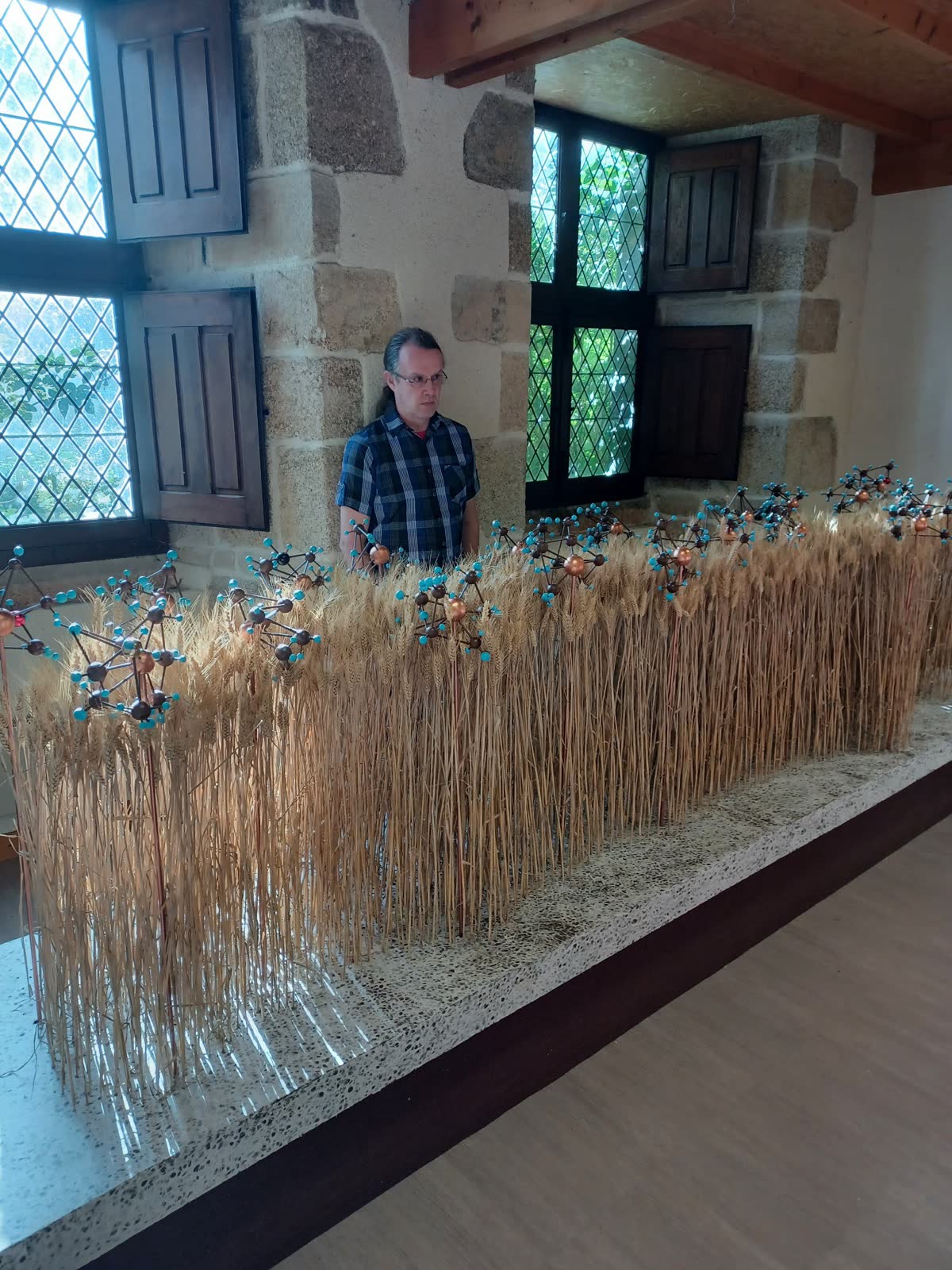 Denis Gente dans une installation