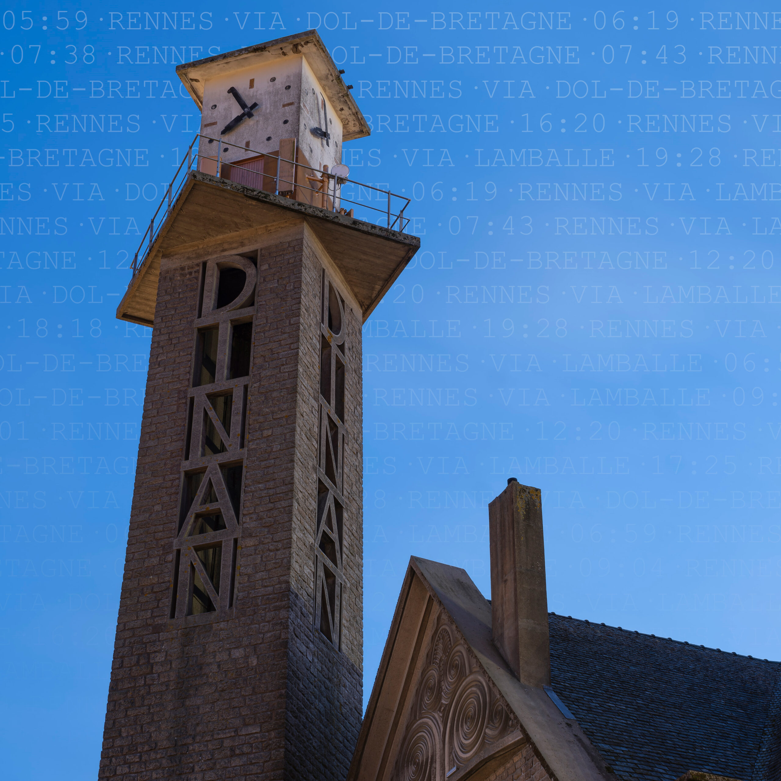 La tour de la gare de Dinan, avec une trame d’horaires dans le ciel bleu.